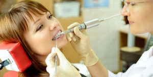 Профессиональная чистка зубов поможет избежать развития болезней
